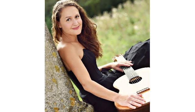 Gitara klasyczna przy świecach