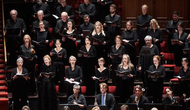 Voces celestiales: Groot Omroepkoor y la violonchelista Quirine Viersen