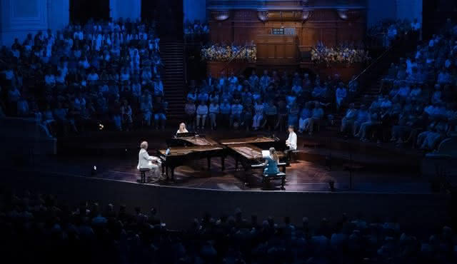 Canto ostinato à huit mains sur quatre pianos à queue