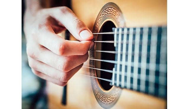 Chitarra classica a lume di candela