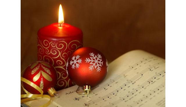 キャンドルライトで歌うクリスマス・キャロル（聖マリア・レ・ストランド教会）