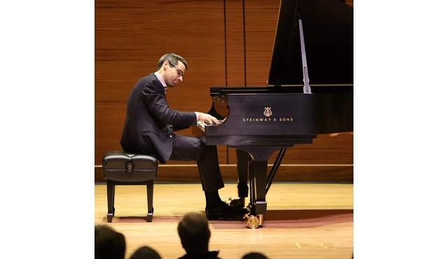 ジョナサン・ビス、カウフマン・ミュージック・センターにて