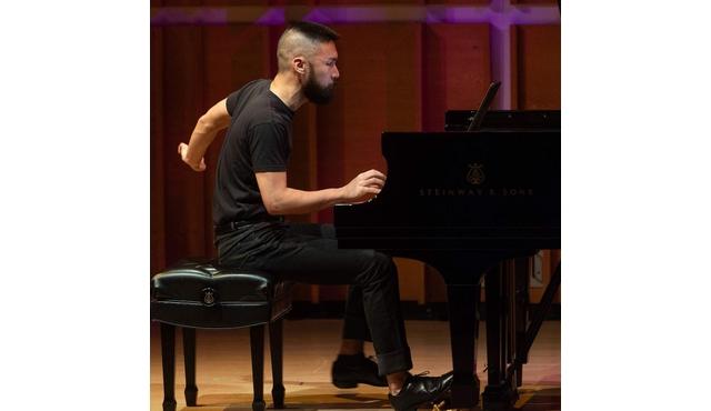 콘래드 타오: 카우프만 음악 센터에서의 피아노 연주