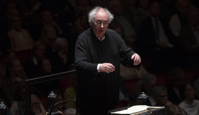 ヘレヴェッヘがアントワープ交響楽団を指揮し、メンデルスゾーンとシューマンを演奏する