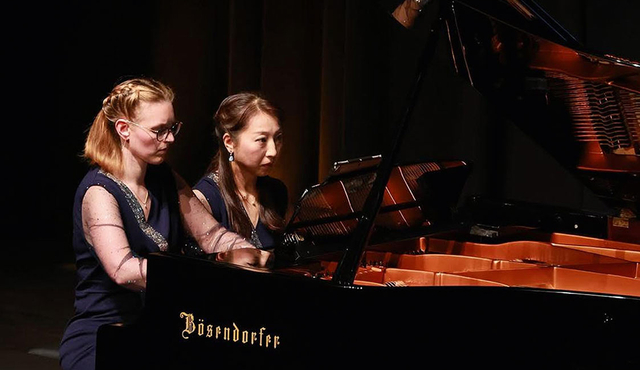 Classico nella Krypt: Mozart, Schubert e altre opere per quattro mani