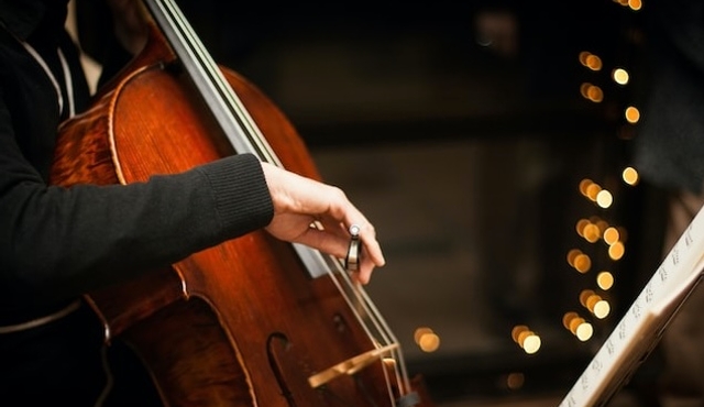 Bachovy violoncellové suity při svíčkách v katedrále sv. Gilesa