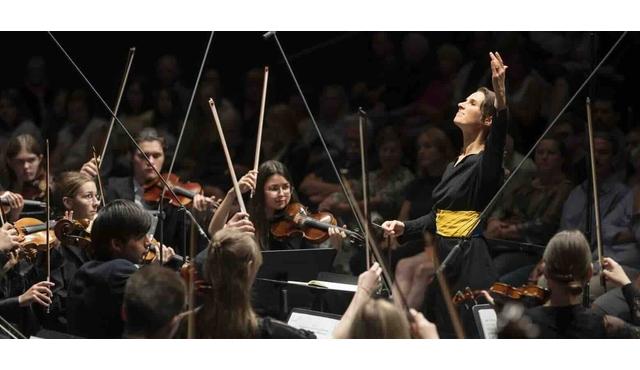 Das Jugend‐Sinfonieorchester der Ukraine spielt Werke von Dvořák und Brahms