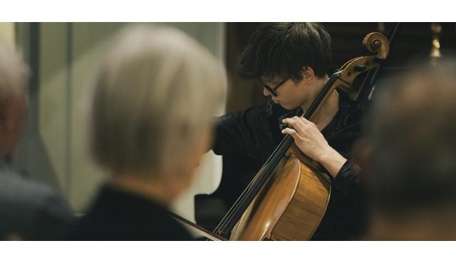 Talent en mouvement : le violoncelliste Filip Krzeszowiec interprète l'ode de Martynov au Quintette à cordes de Schubert