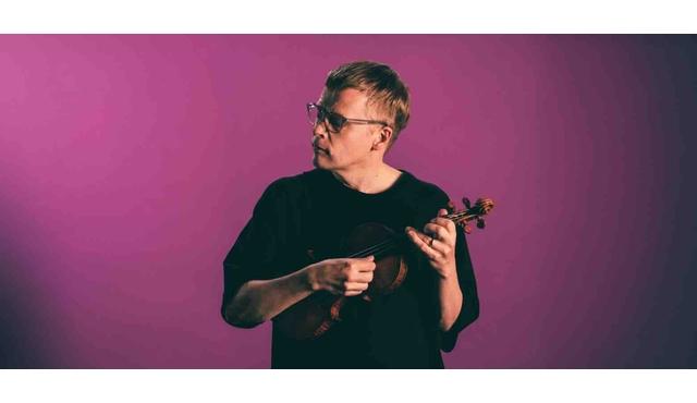 Pekka Kuusisto spielt und dirigiert Sibelius’ Violinkonzert